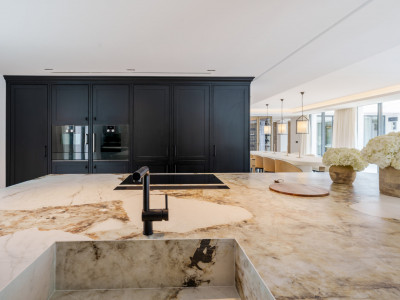 Villa for sale in Las Brisas, Nueva Andalucia