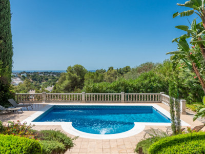 Villa for sale in El Herrojo, Benahavis