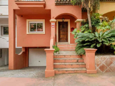 Town House for sale in La Alzambra, Nueva Andalucia