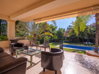 Villa for sale in Los Arqueros, Benahavis