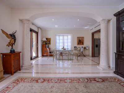 Villa for sale in Los Arqueros, Benahavis