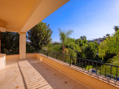 Villa for sale in Los Arqueros, Benahavis