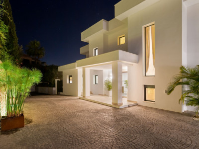 Villa for sale in El Rosario, Marbella East