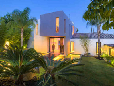 Villa for sale in Estepona