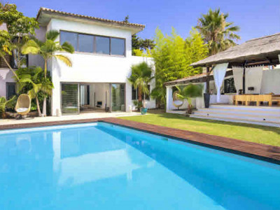 Villa for sale in Estepona