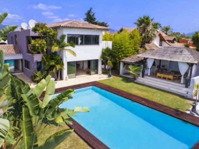 Villa for sale in Estepona