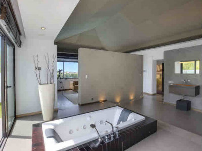 Villa for sale in Estepona