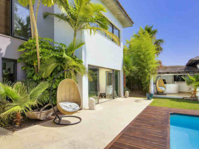 Villa for sale in Estepona