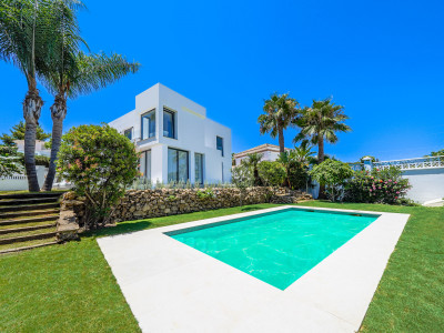 Villa for sale in Nueva Andalucia