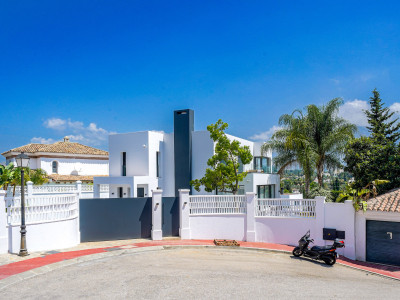 Villa for sale in Nueva Andalucia