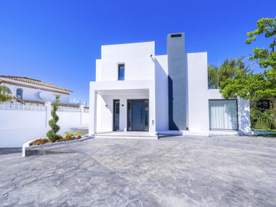 Villa for sale in Nueva Andalucia