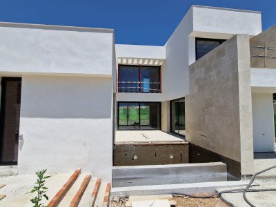 Villa for sale in Nueva Andalucia