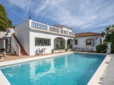 Villa for sale in El Saladillo, Estepona
