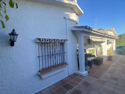 Villa en venta en El Saladillo, Estepona