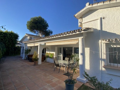 Villa en venta en El Saladillo, Estepona