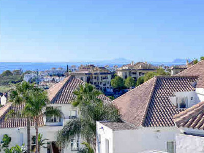 Zweistöckiges Penthouse zum Verkauf in Selwo, Estepona