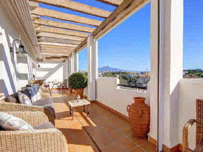 Zweistöckiges Penthouse zum Verkauf in Selwo, Estepona