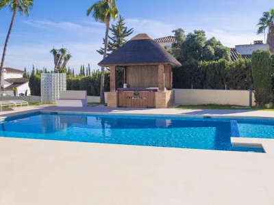 Villa for sale in El Paraiso, Estepona