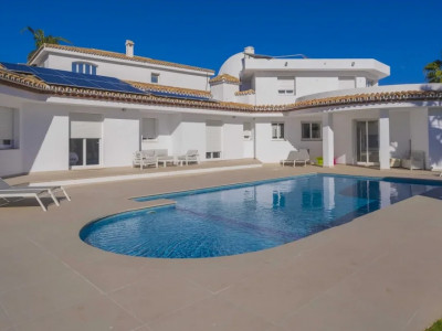 Villa for sale in El Paraiso, Estepona