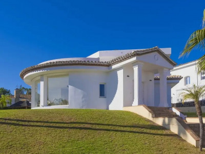 Villa for sale in El Paraiso, Estepona