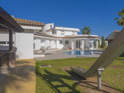 Villa for sale in El Paraiso, Estepona