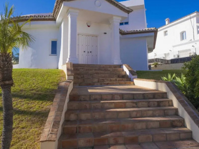 Villa for sale in El Paraiso, Estepona