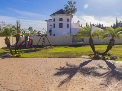 Villa for sale in El Paraiso, Estepona