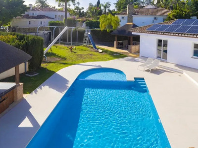 Villa for sale in El Paraiso, Estepona