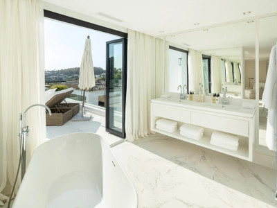 Вилла в продаже в La Cerquilla, Новая Андалусия