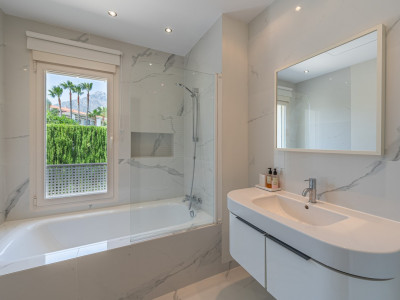 Villa en venta en Altos de Puente Romano, Marbella Golden Mile