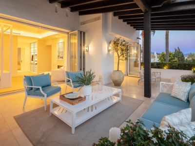 Zweistöckiges Penthouse zum Verkauf in Puente Romano, Marbella Goldene Meile