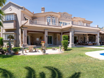 Villa for sale in Nueva Andalucia