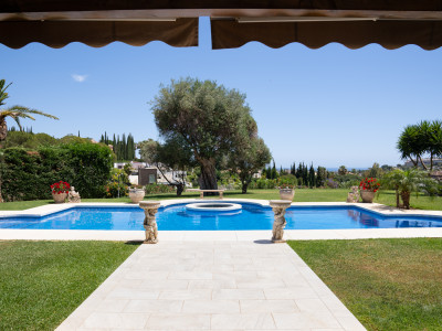 Villa for sale in Nueva Andalucia