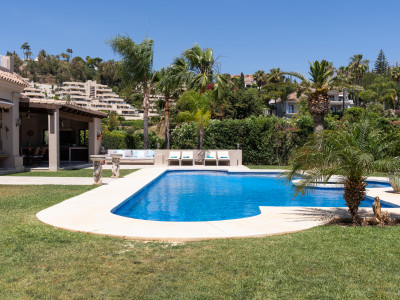 Villa for sale in Nueva Andalucia