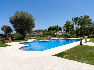 Villa for sale in Nueva Andalucia