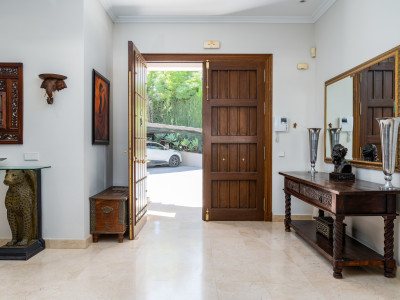 Villa for sale in Nueva Andalucia