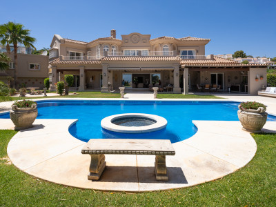 Villa for sale in Nueva Andalucia