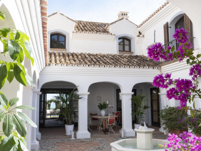 Villa en venta en El Madroñal, Benahavis
