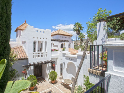 Villa for sale in Aloha, Nueva Andalucia