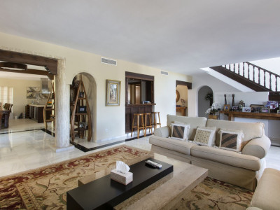 Villa for sale in Aloha, Nueva Andalucia