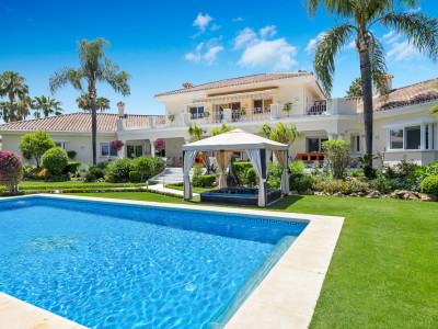 Villa for sale in La Cerquilla, Nueva Andalucia