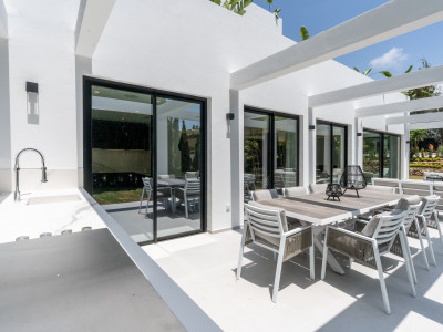 Villa for sale in Las Brisas, Nueva Andalucia