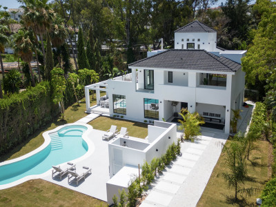 Villa for sale in Las Brisas, Nueva Andalucia