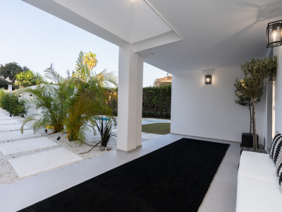 Villa for sale in Las Brisas, Nueva Andalucia