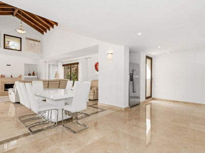 Villa for sale in Los Arqueros, Benahavis