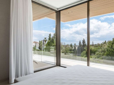 Villa for sale in El Paraiso, Estepona