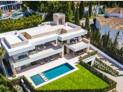 Villa for sale in El Paraiso, Estepona