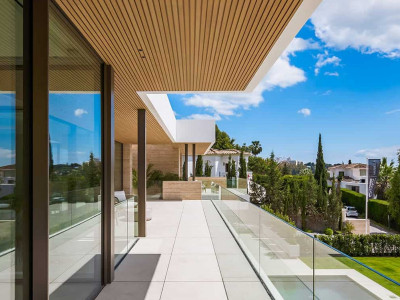 Villa for sale in El Paraiso, Estepona