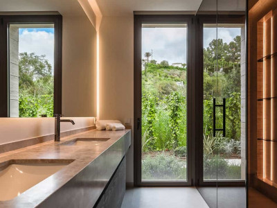 Villa for sale in El Paraiso, Estepona