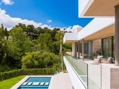 Villa for sale in El Paraiso, Estepona